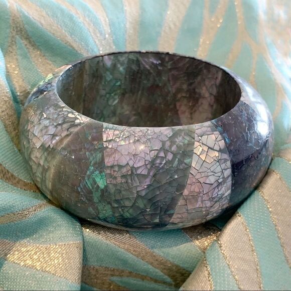 Iridescent Shell fragment vintage bangle bracelet - Picture 4 of 10